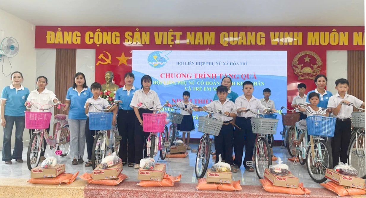 Trao 72 suất quà, xe đạp cho trẻ em mồ côi và phụ nữ có hoàn cảnh khó khăn ở xã Hòa Trí