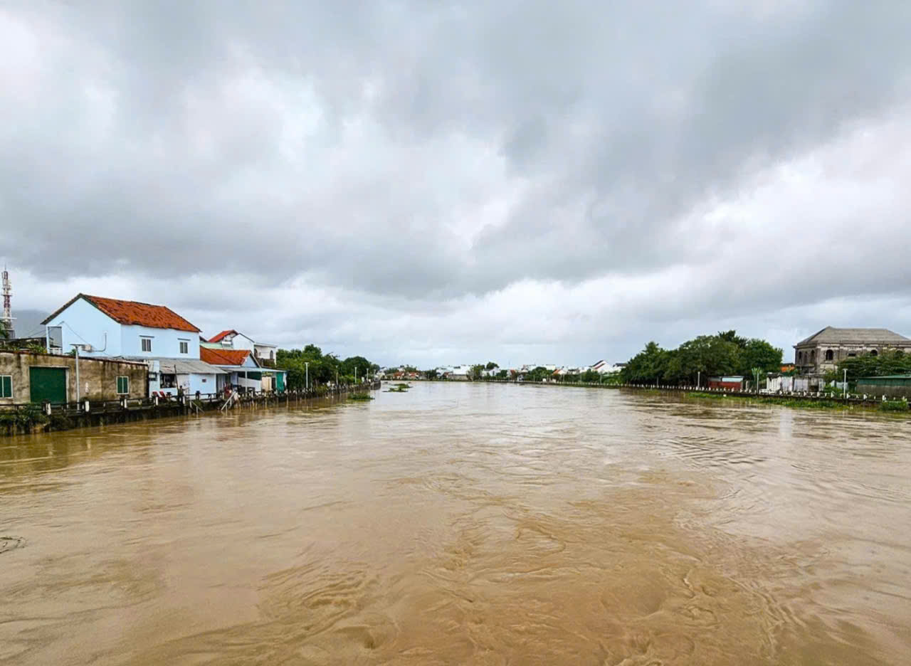 Đỉnh lũ trên sông Dinh Ninh Hòa có thể tương đương lũ lịch sử năm 1986