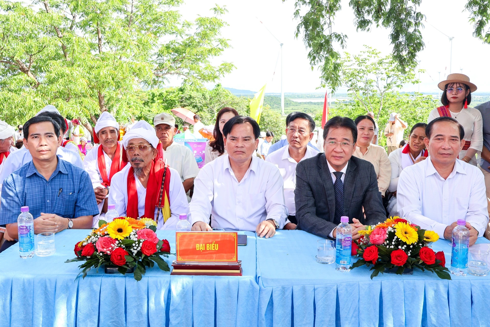 Phó Chủ tịch Thường trực UBND tỉnh Nguyễn Long Biên dự khai mạc Lễ hội Katê tại Tháp Pô Rômê