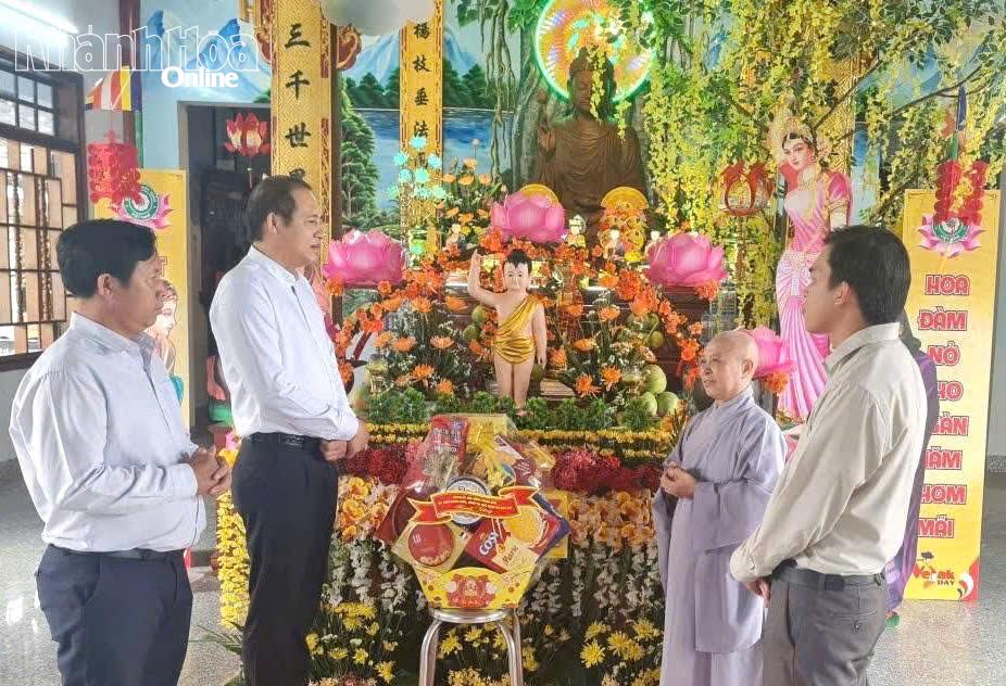 Lãnh đạo xã Hòa Trí thăm, tặng quà các cơ sở tôn giáo nhân dịp Đại lễ Phật đản