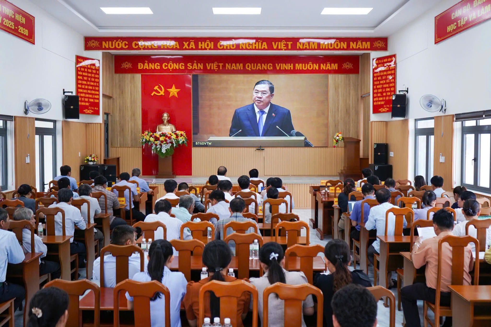 Xã Hòa Trí tham dự Hội nghị toàn quốc nghiên cứu, học tập, quán triệt và triển khai thực hiện Nghị quyết số 10-NQ/TW của Bộ Chính trị