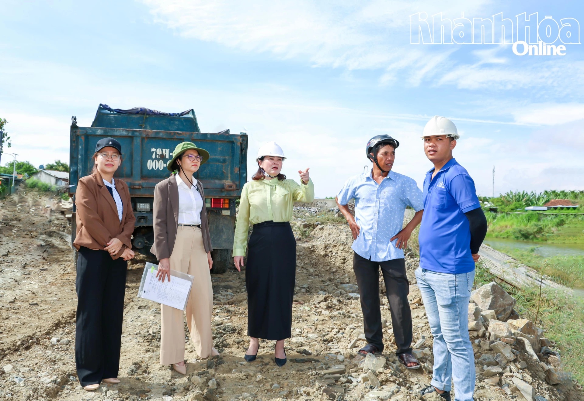 Xây dựng kè chống sạt lở sông Lốt 