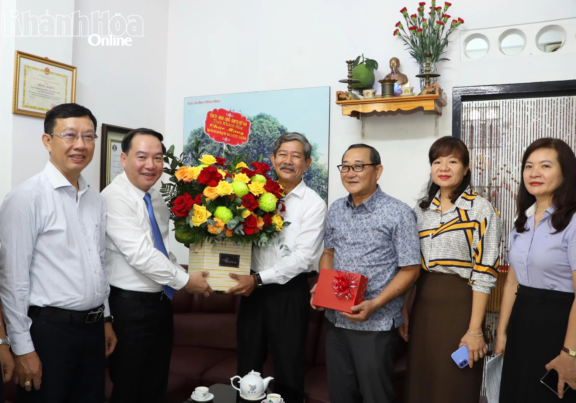 Phó Bí thư Thường trực Tỉnh ủy Hồ Xuân Trường thăm, chúc mừng Văn phòng đại diện Báo Nhân Dân tại Khánh Hòa và VTV8