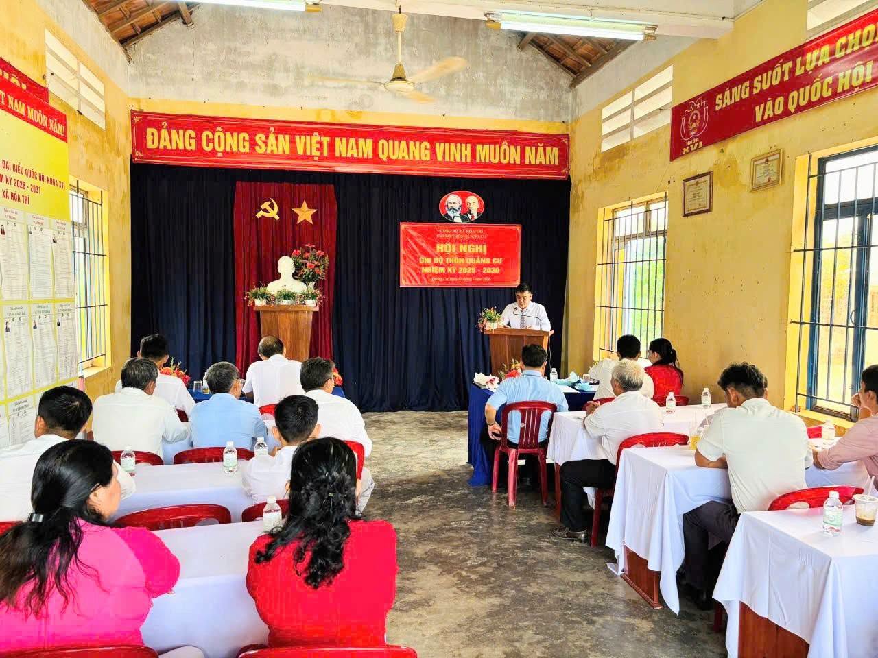 Hội nghị Chi bộ thôn Quảng Cư công bố các Quyết định sau sáp nhập thôn 