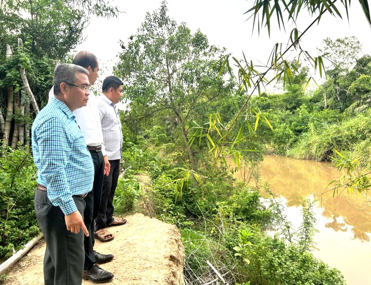 Xã Hòa Trí kiểm tra các điểm xung yếu sông Tân Lâm trước mùa mưa bão