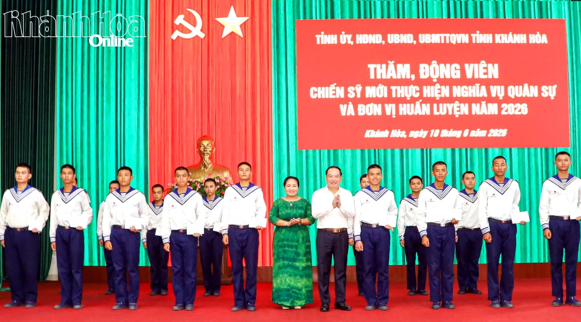 Phó Bí thư Thường trực Tỉnh ủy Hồ Xuân Trường thăm, động viên chiến sĩ mới tỉnh Khánh Hòa