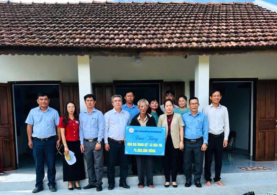 Bàn giao nhà đại đoàn kết cho hộ nghèo ở xã Hòa Trí