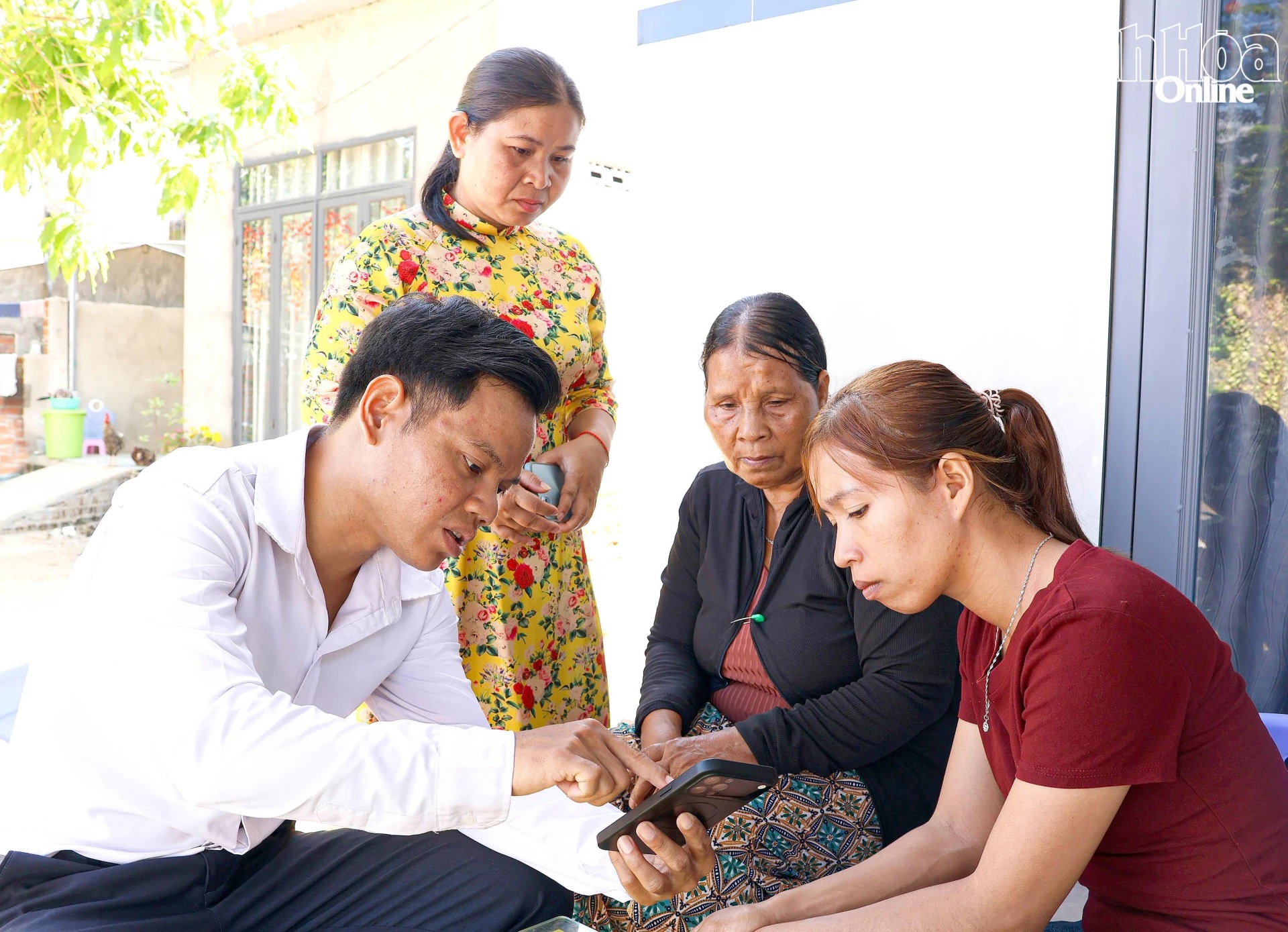Hướng dẫn kỹ năng số cho người dân miền núi