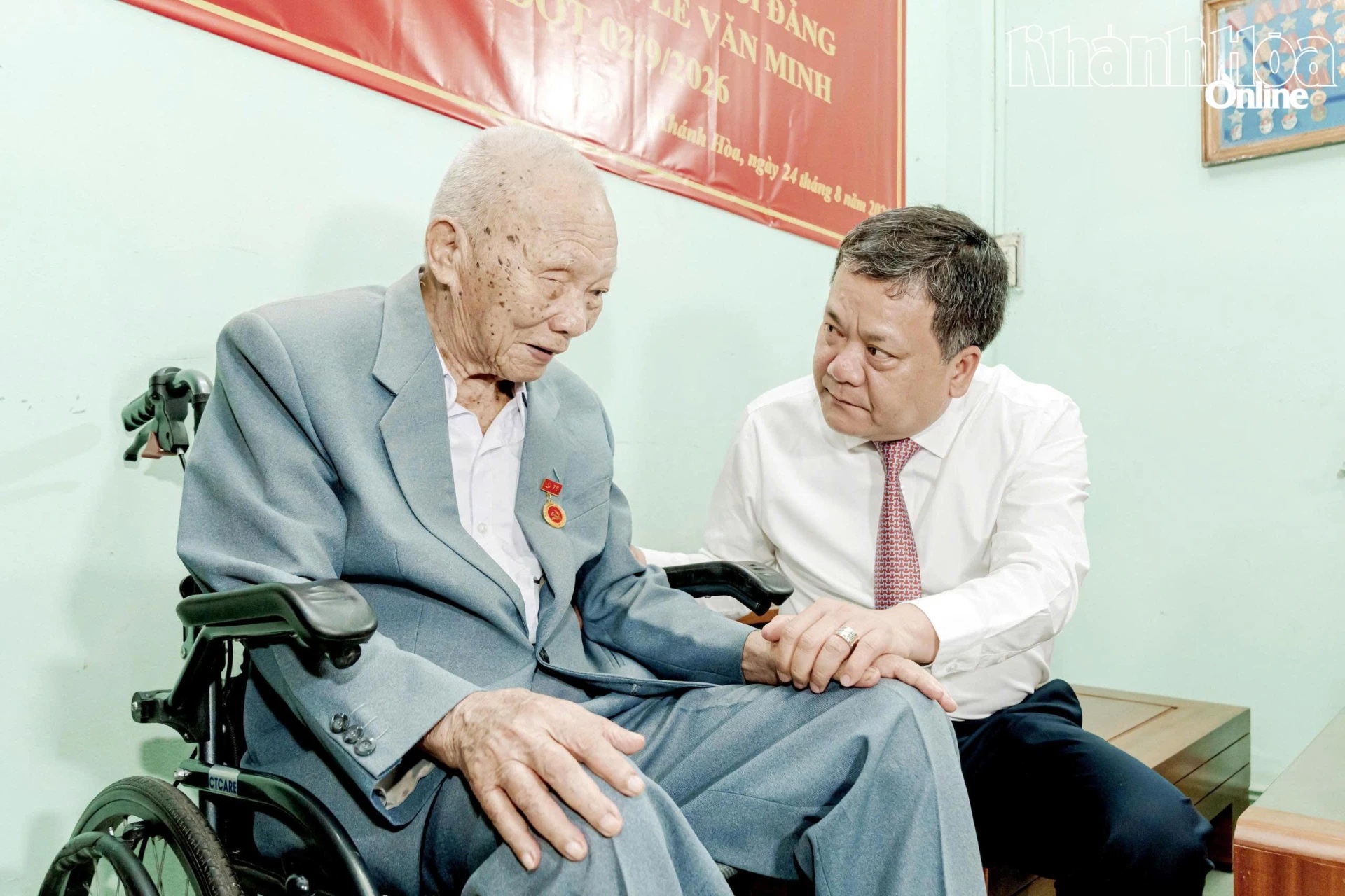 Bí thư Tỉnh ủy Trần Phong trao Huy hiệu 75 năm tuổi Đảng cho đảng viên Lê Văn Minh