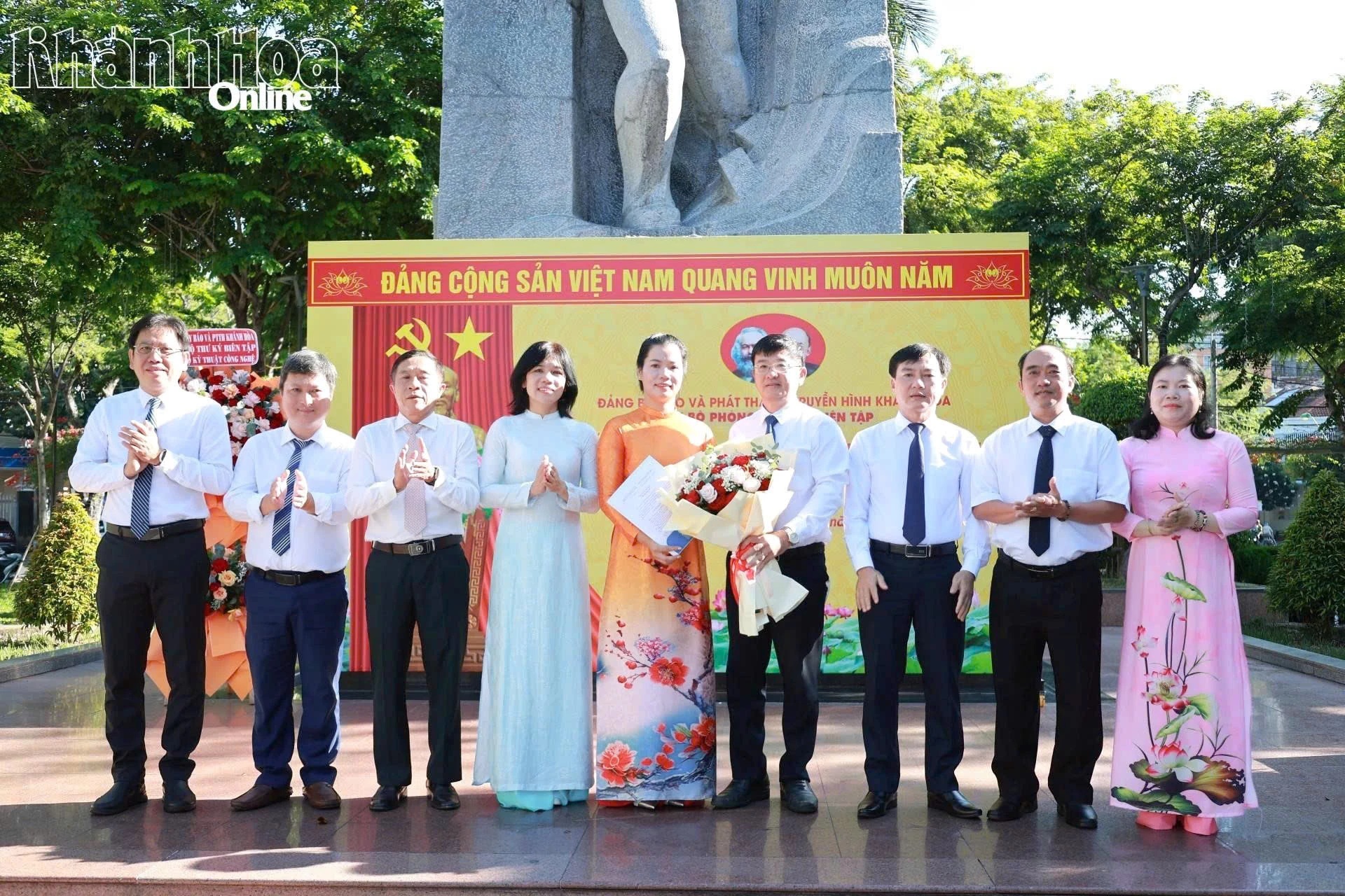Đảng bộ Báo và Phát thanh, Truyền hình Khánh Hòa tổ chức kết nạp đảng viên tại Tượng đài 23 tháng 10 