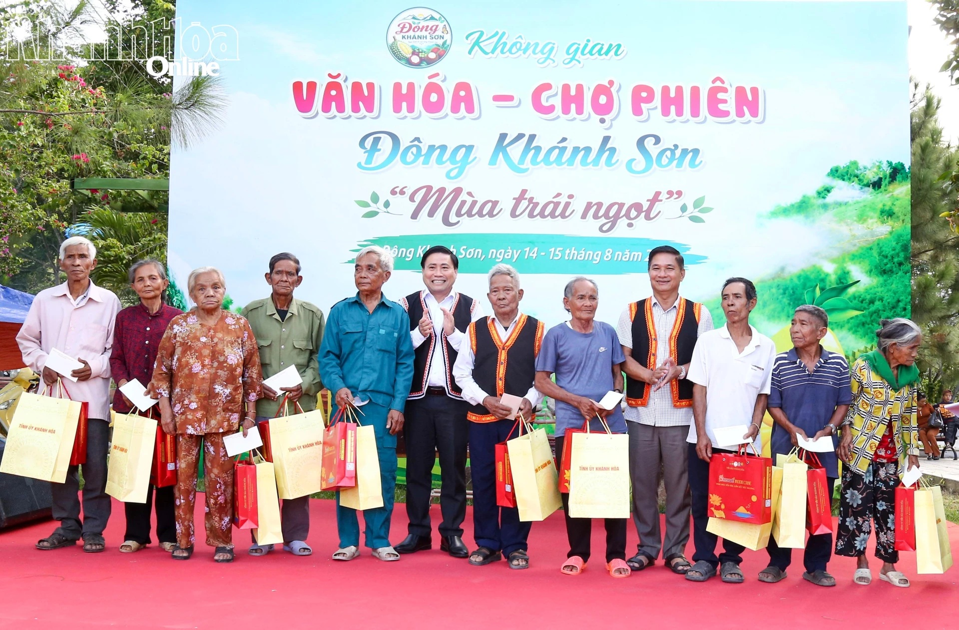 Rộn ràng “Không gian Văn hóa - Chợ phiên Đông Khánh Sơn”