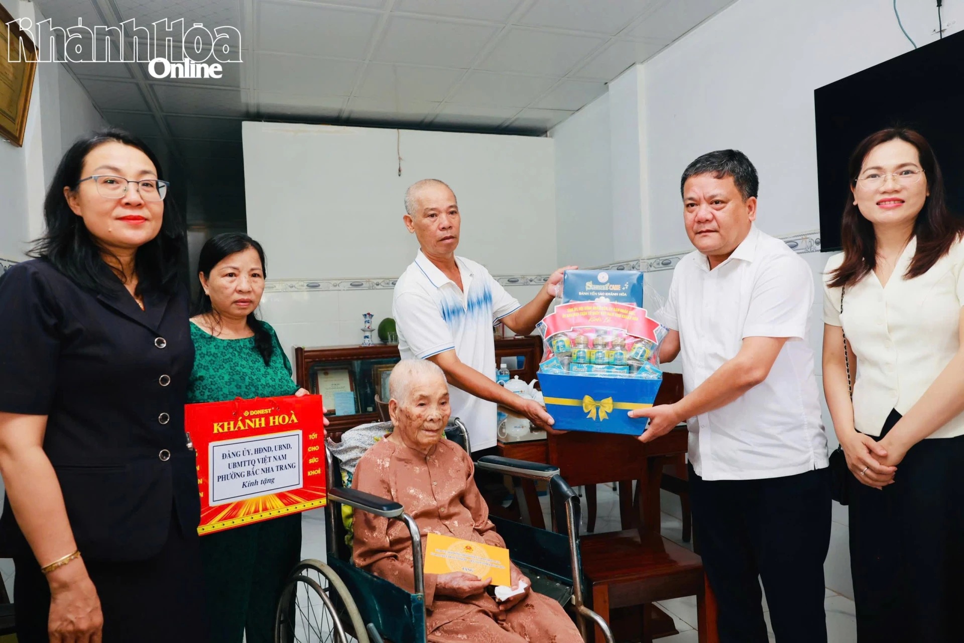Bí thư Tỉnh ủy Trần Phong thăm, tặng quà các gia đình người có công với cách mạng trên địa bàn phường Bắc Nha Trang