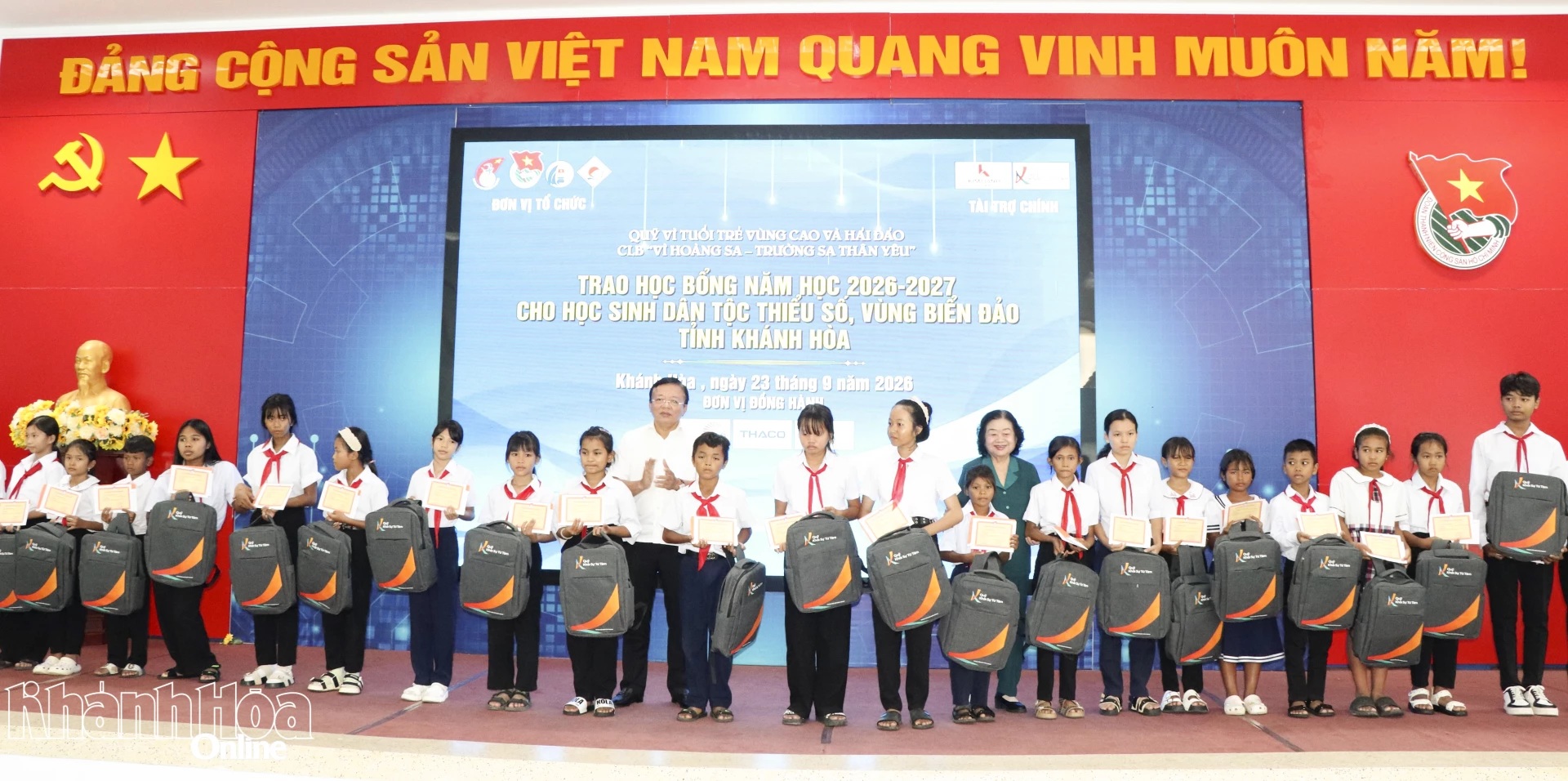 Nguyên Phó Chủ tịch nước Trương Mỹ Hoa trao học bổng cho học sinh Khánh Hòa