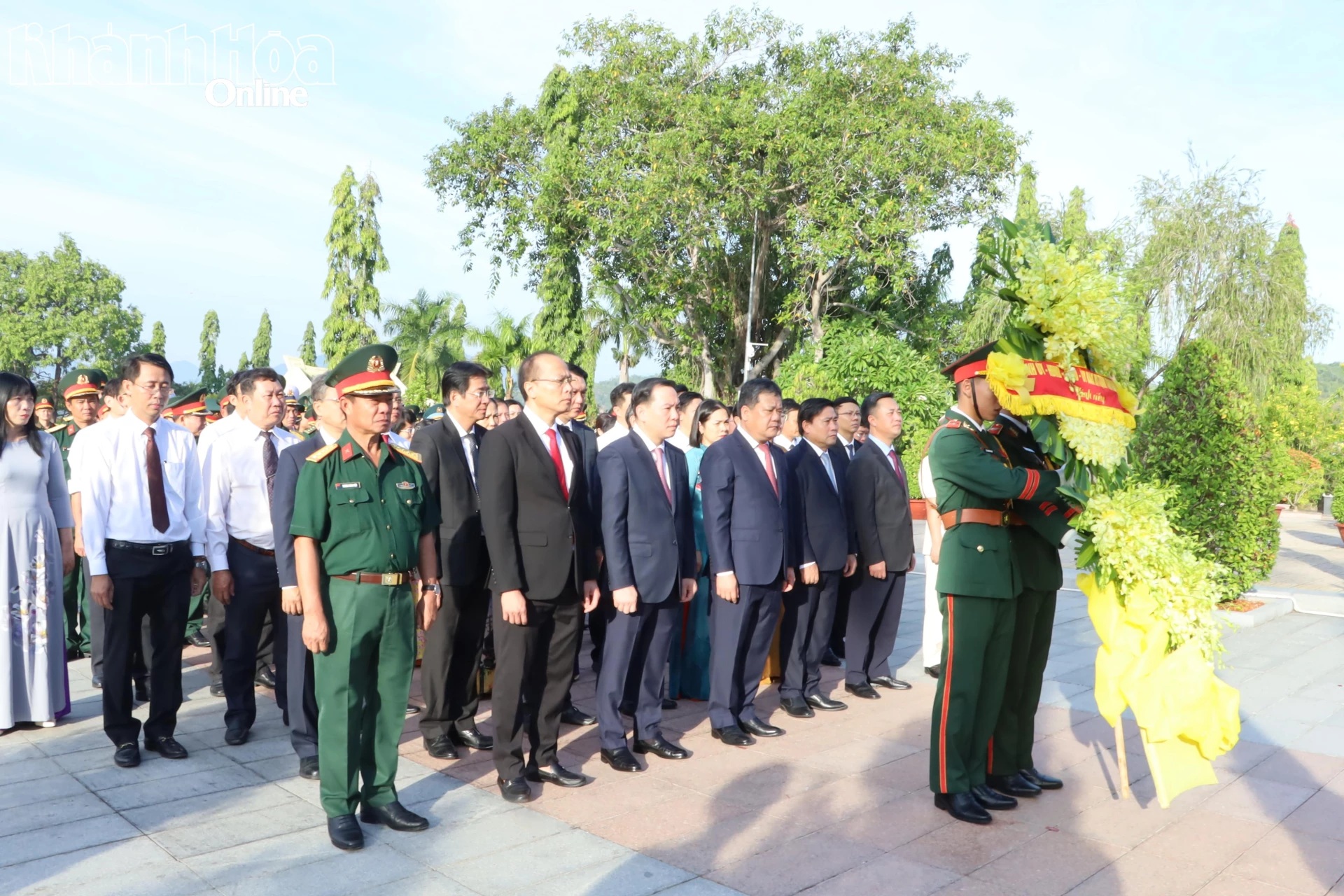 Lãnh đạo tỉnh Khánh Hòa dâng hương viếng các anh hùng, liệt sĩ