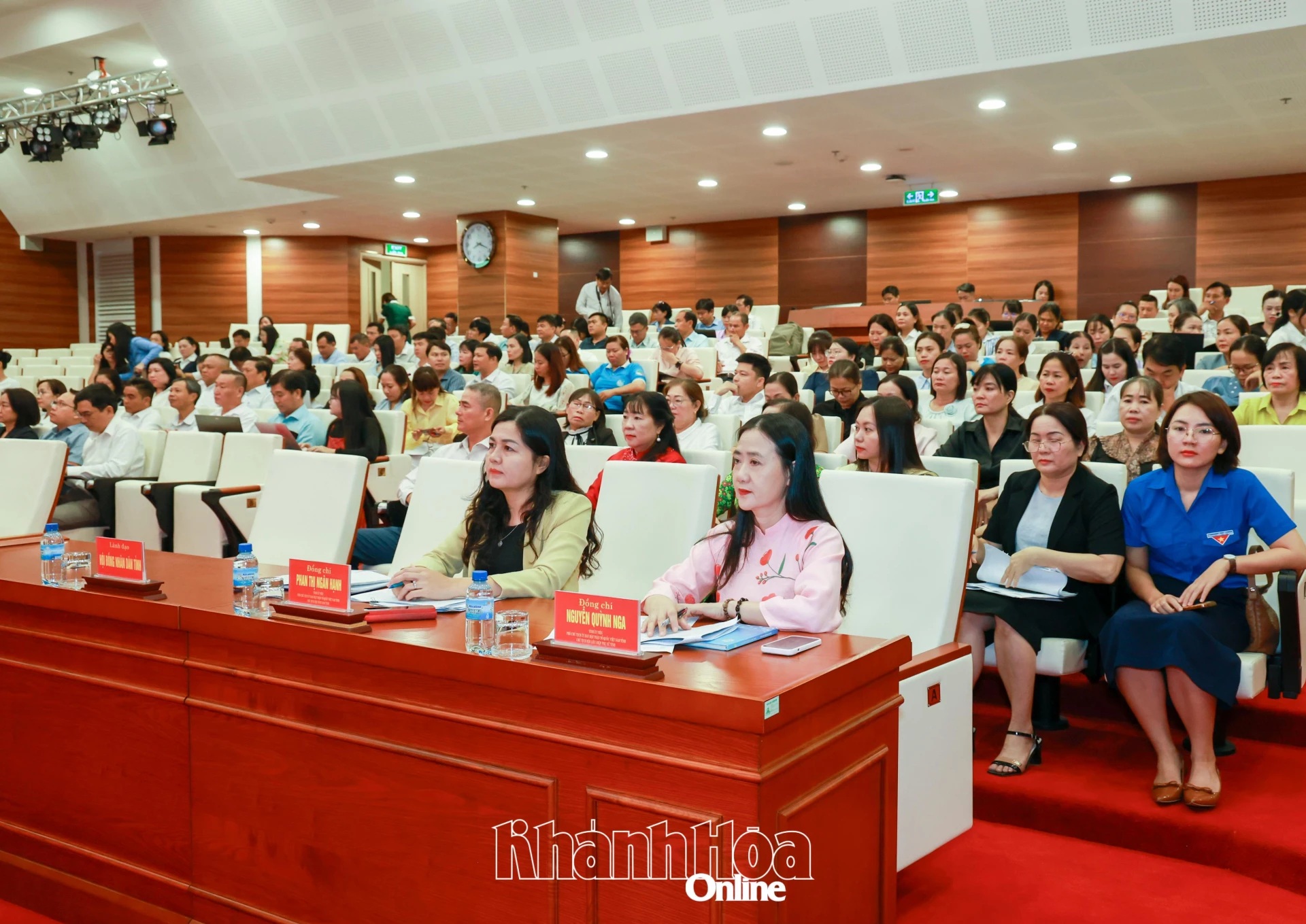 Thường trực Tỉnh ủy đối thoại với cán bộ, hội viên nông dân, phụ nữ và thành viên hợp tác xã