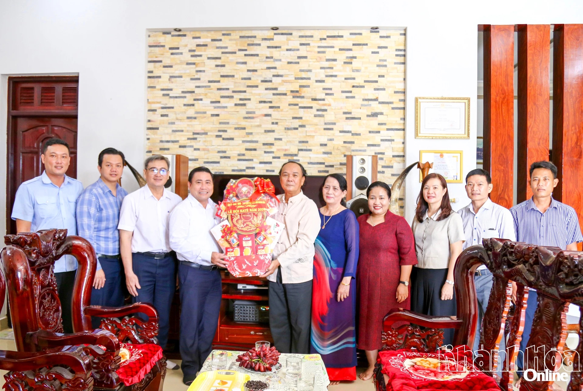 Phó Bí thư Tỉnh ủy, Chủ tịch HĐND tỉnh Lâm Đông thăm, chúc mừng gia đình các cá nhân tiêu biểu trong đồng bào Chăm theo đạo Bàlamôn