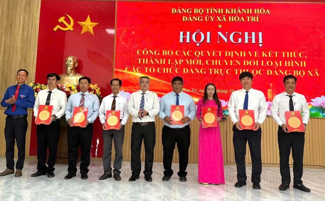 Đảng ủy xã Hòa Trí công bố các quyết định sắp xếp, kiện toàn tổ chức đảng trực thuộc