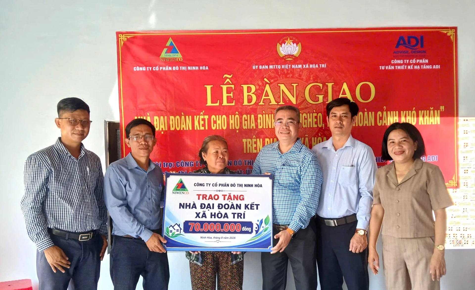 Xã Hòa Trí bàn giao 2 căn nhà Đại đoàn kết cho hộ nghèo