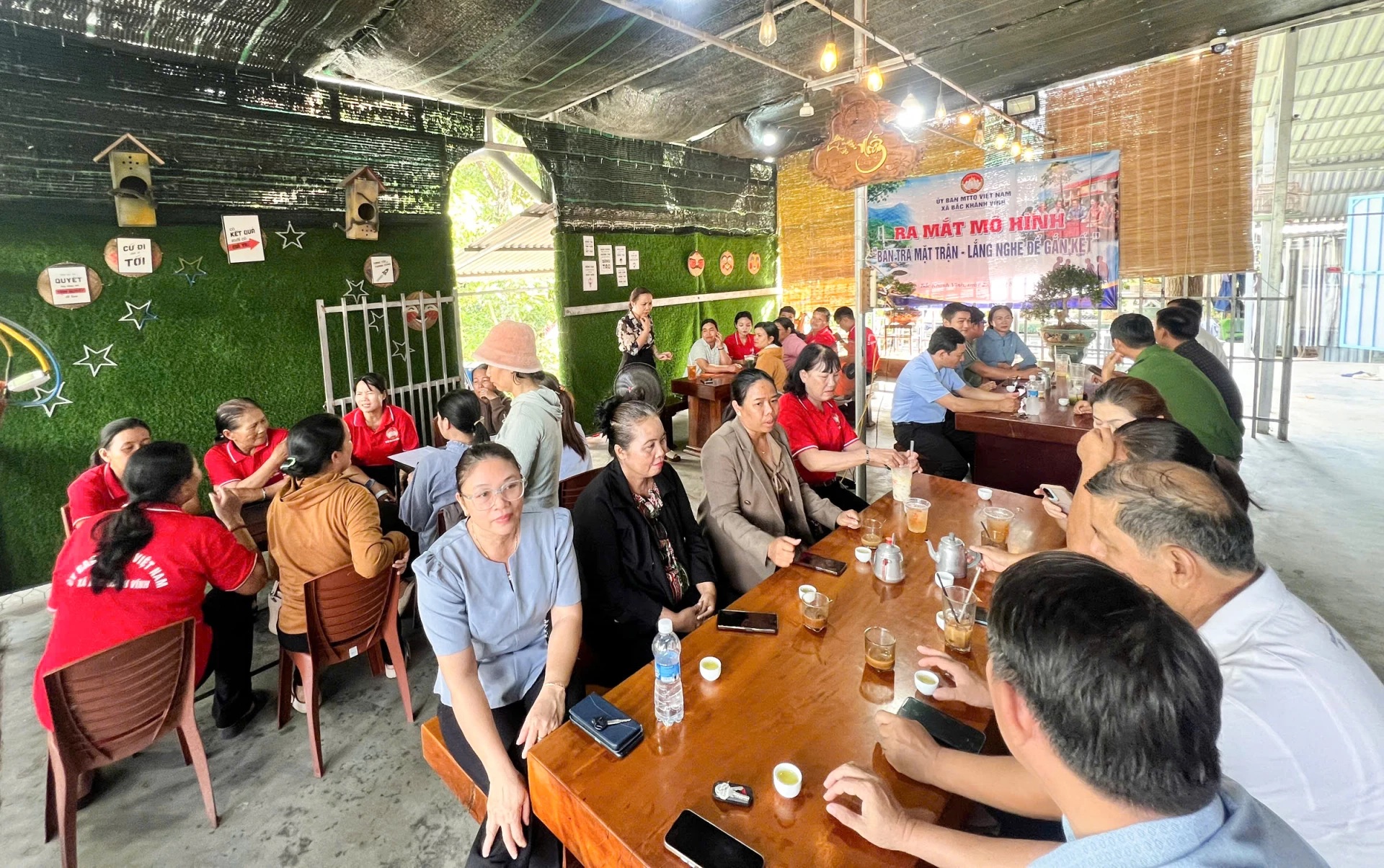 Mặt trận xã Bắc Khánh Vĩnh ra mắt mô hình “Bàn trà Mặt trận - Lắng nghe để gắn kết”