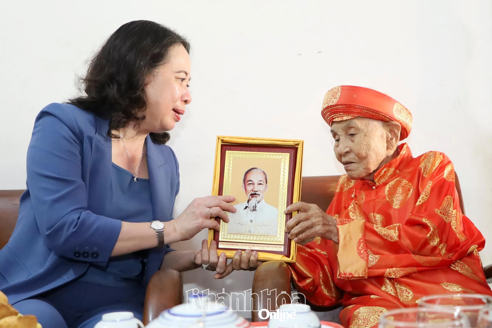 Đời mẹ sáng cùng non sông
