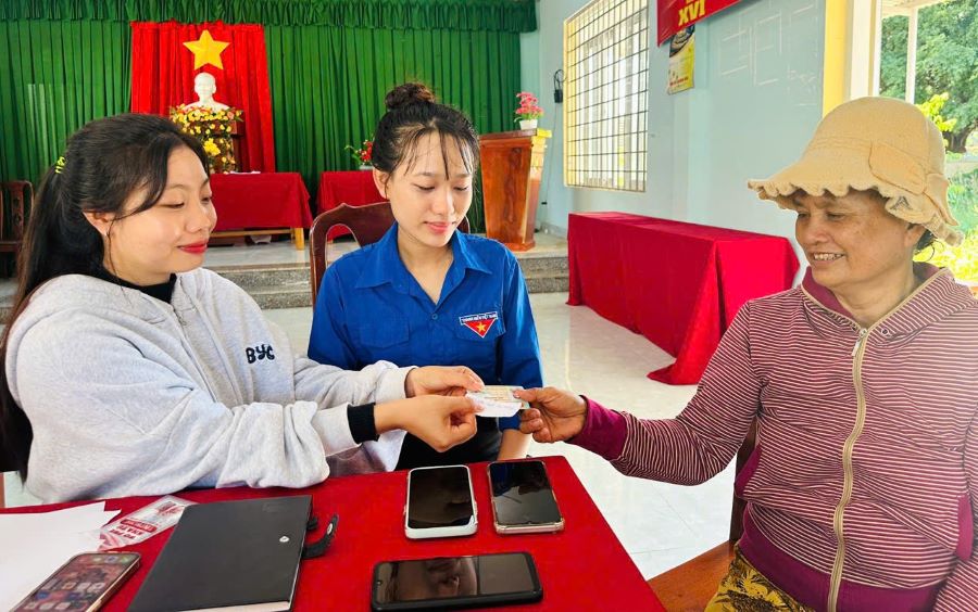Đoàn xã Vạn Thắng ra quân hưởng ứng phong trào "Bình dân học vụ số"