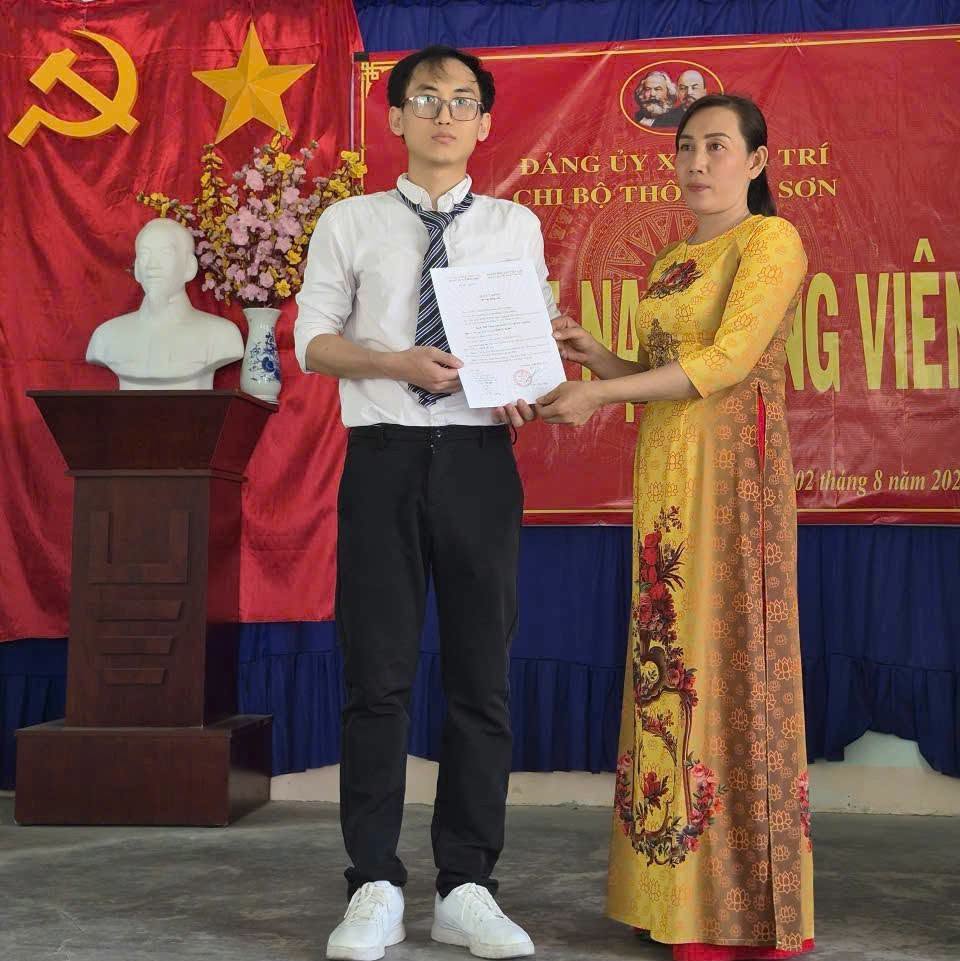 Chi bộ thôn Phúc Sơn tổ chức kết nạp Đảng viên mới
