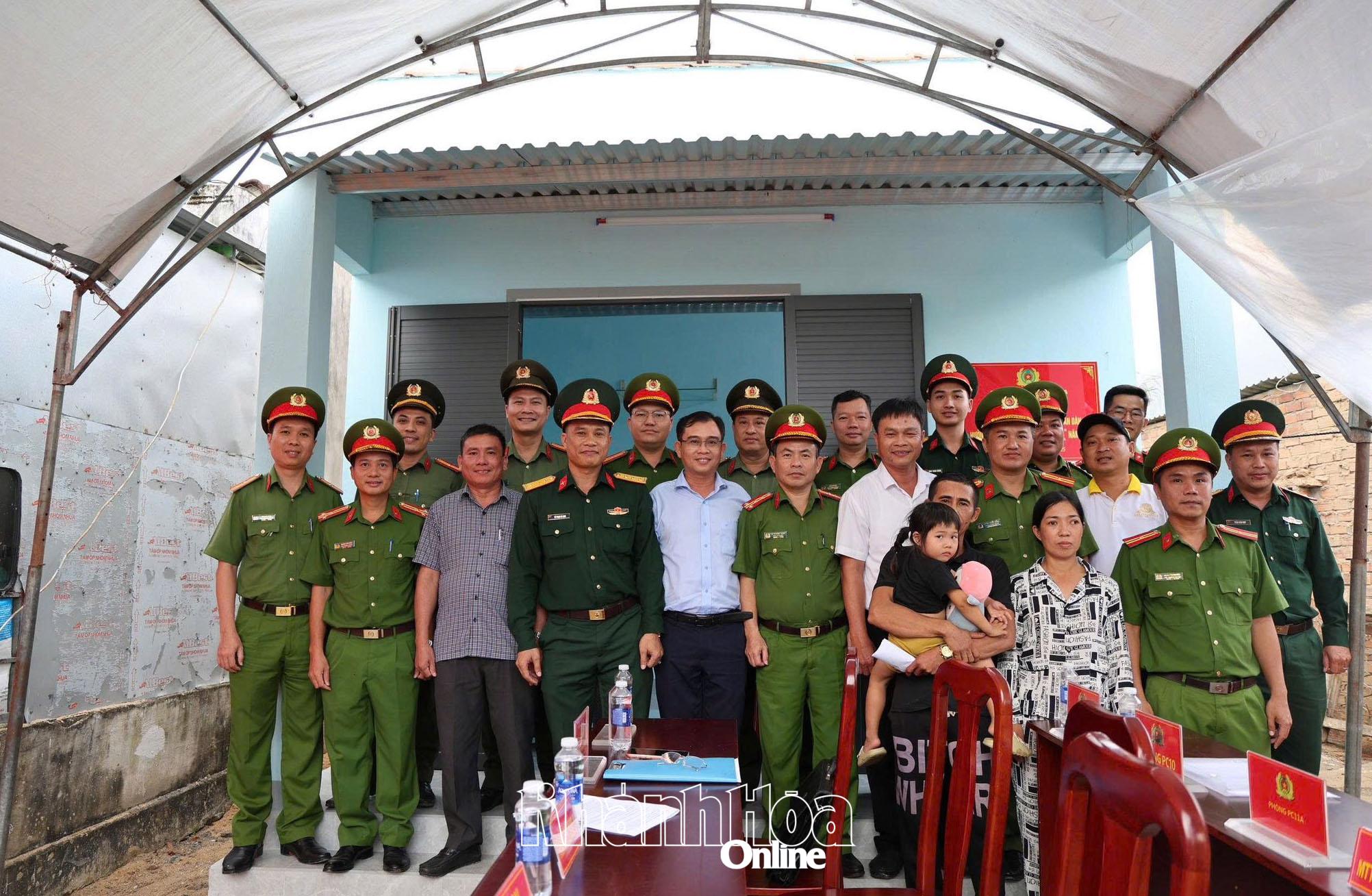 Những ngôi nhà ấm tình quân dân