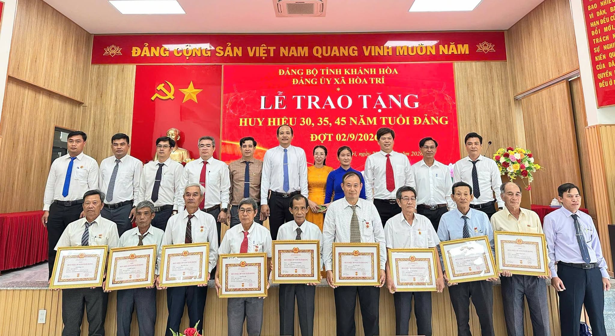 Đảng ủy xã Hòa Trí tổ chức Lễ trao tặng Huy hiệu Đảng đợt 02/9