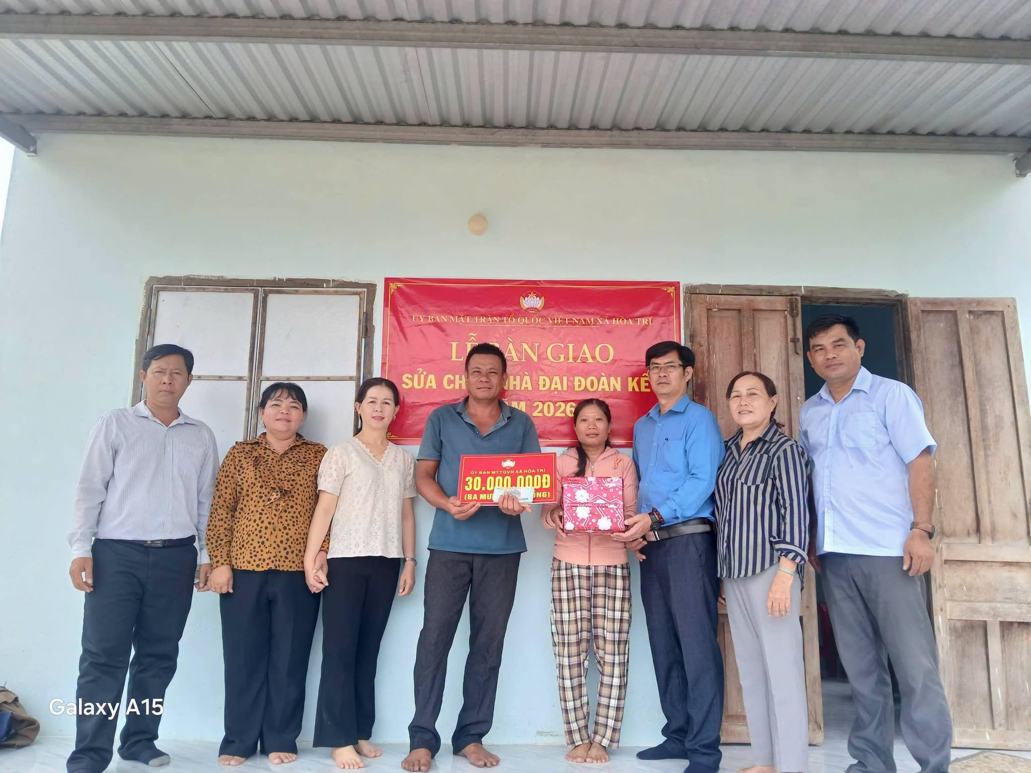 Mặt trận Tổ quốc Việt Nam xã Hòa Trí bàn giao công trình sửa chữa Nhà Đại Đoàn kết 03 hộ gia đình có hoàn cảnh khó khăn