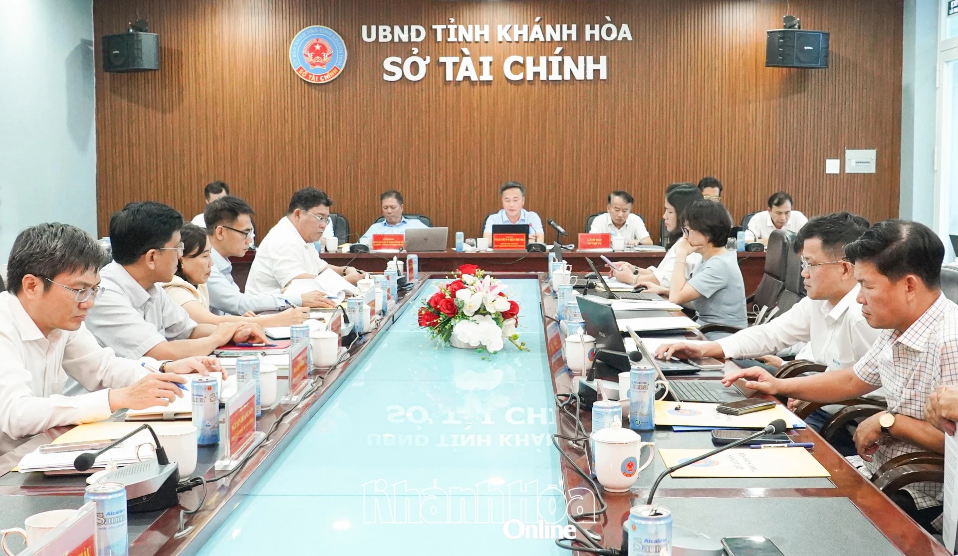 Chủ tịch UBND tỉnh Nguyễn Việt Hùng làm việc với Sở Tài chính
