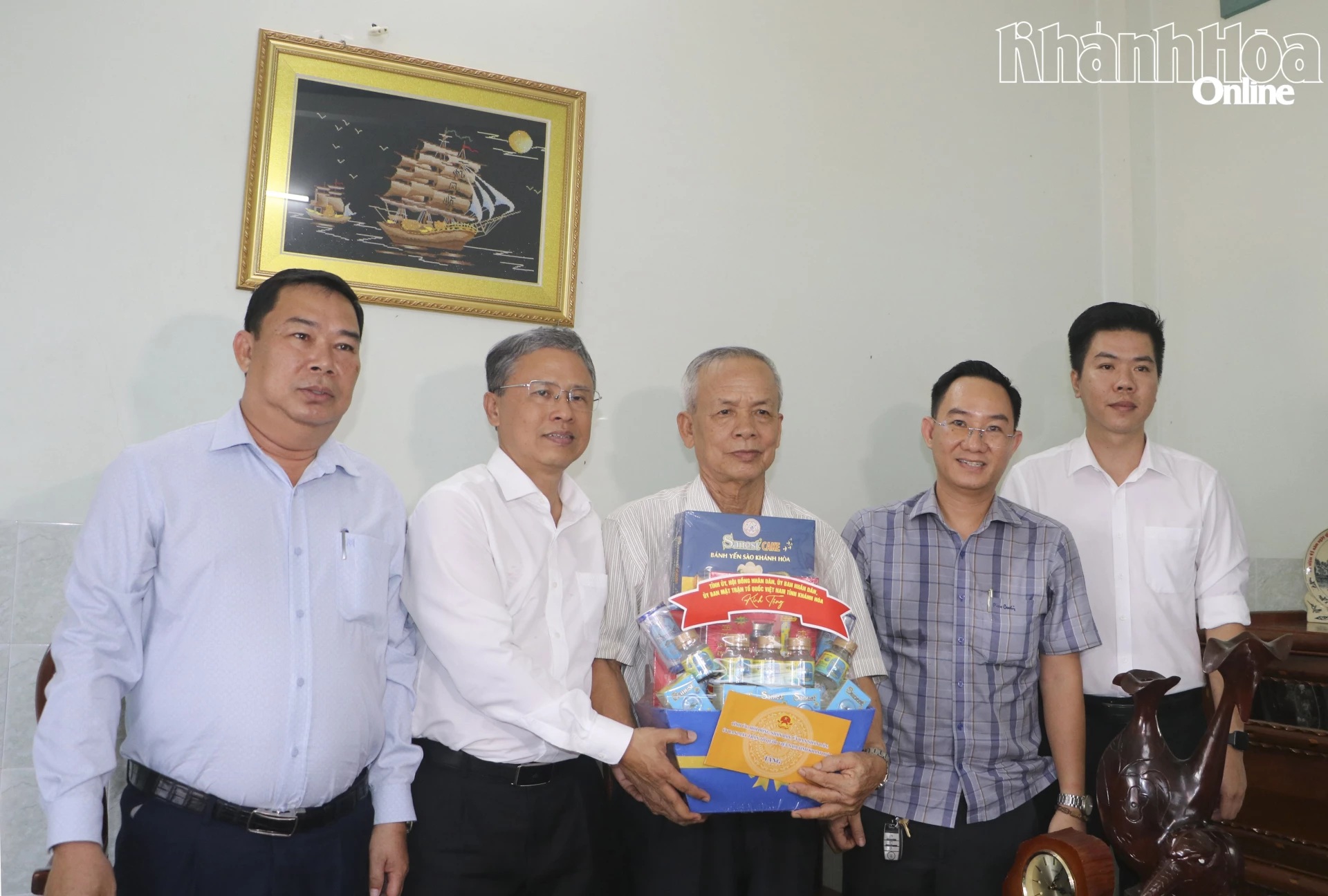 Phó Chủ tịch UBND tỉnh Trần Hòa Nam thăm, tặng quà gia đình có công với cách mạng tại phường Cam Linh