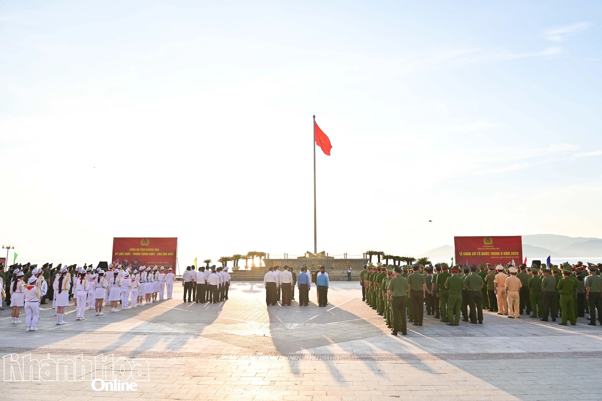 Lãnh đạo tỉnh và gần 1.000 cán bộ, chiến sĩ Công an tham gia Lễ chào cờ tháng 8