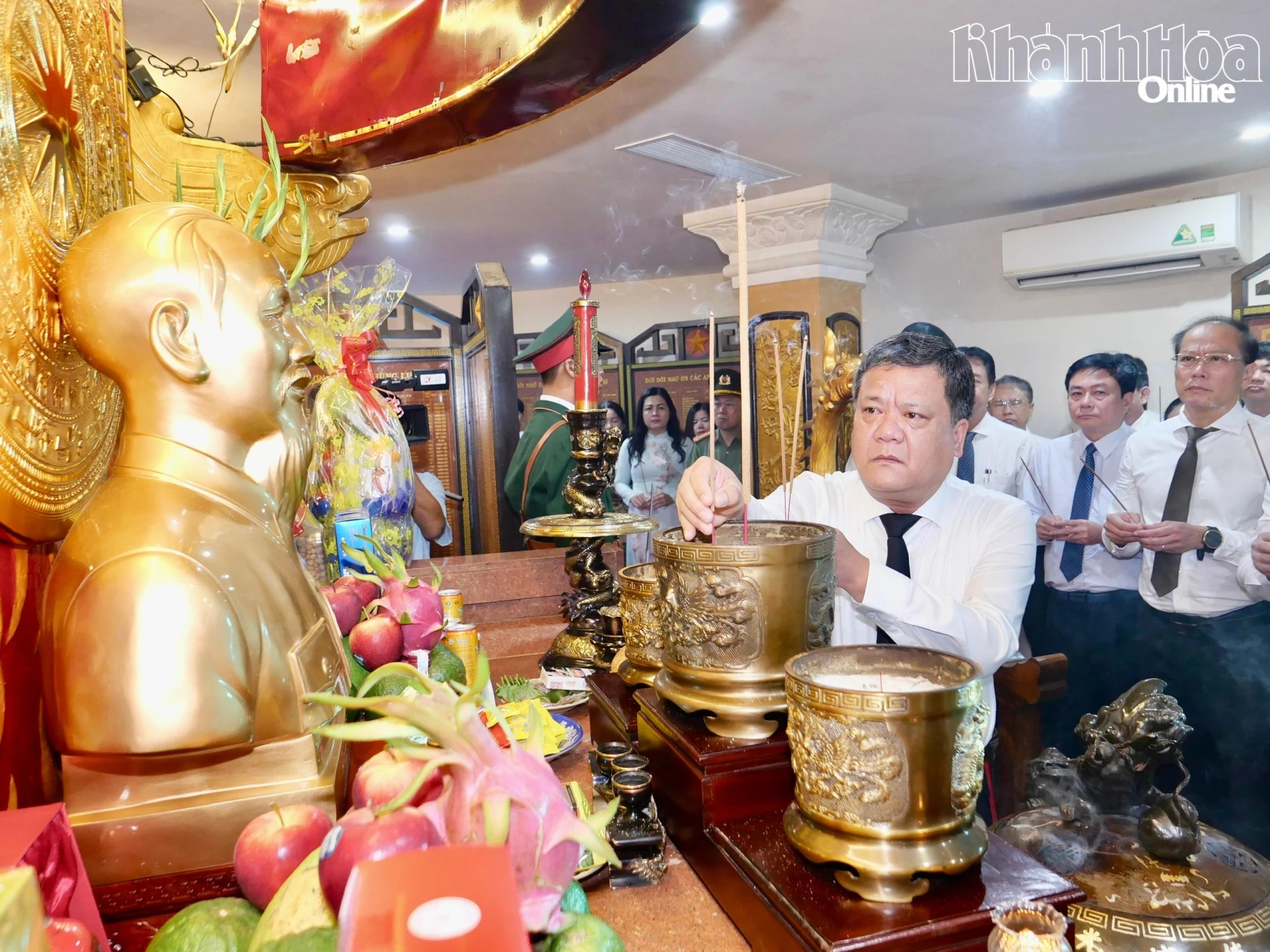 Lãnh đạo tỉnh Khánh Hòa dâng hương viếng các anh hùng, liệt sĩ