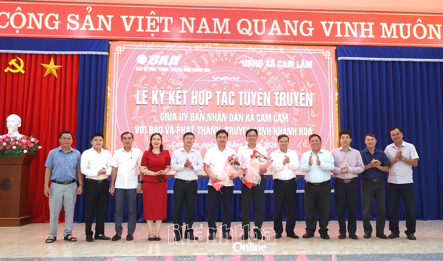 Báo và Phát thanh, Truyền hình Khánh Hòa ký kết hợp tác tuyên truyền với xã Cam Lâm