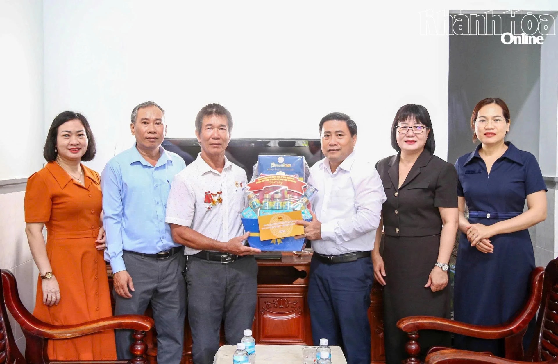Phó Bí thư Tỉnh ủy, Chủ tịch HĐND tỉnh Lâm Đông thăm, tặng quà 2 thương binh tại phường Nam Nha Trang