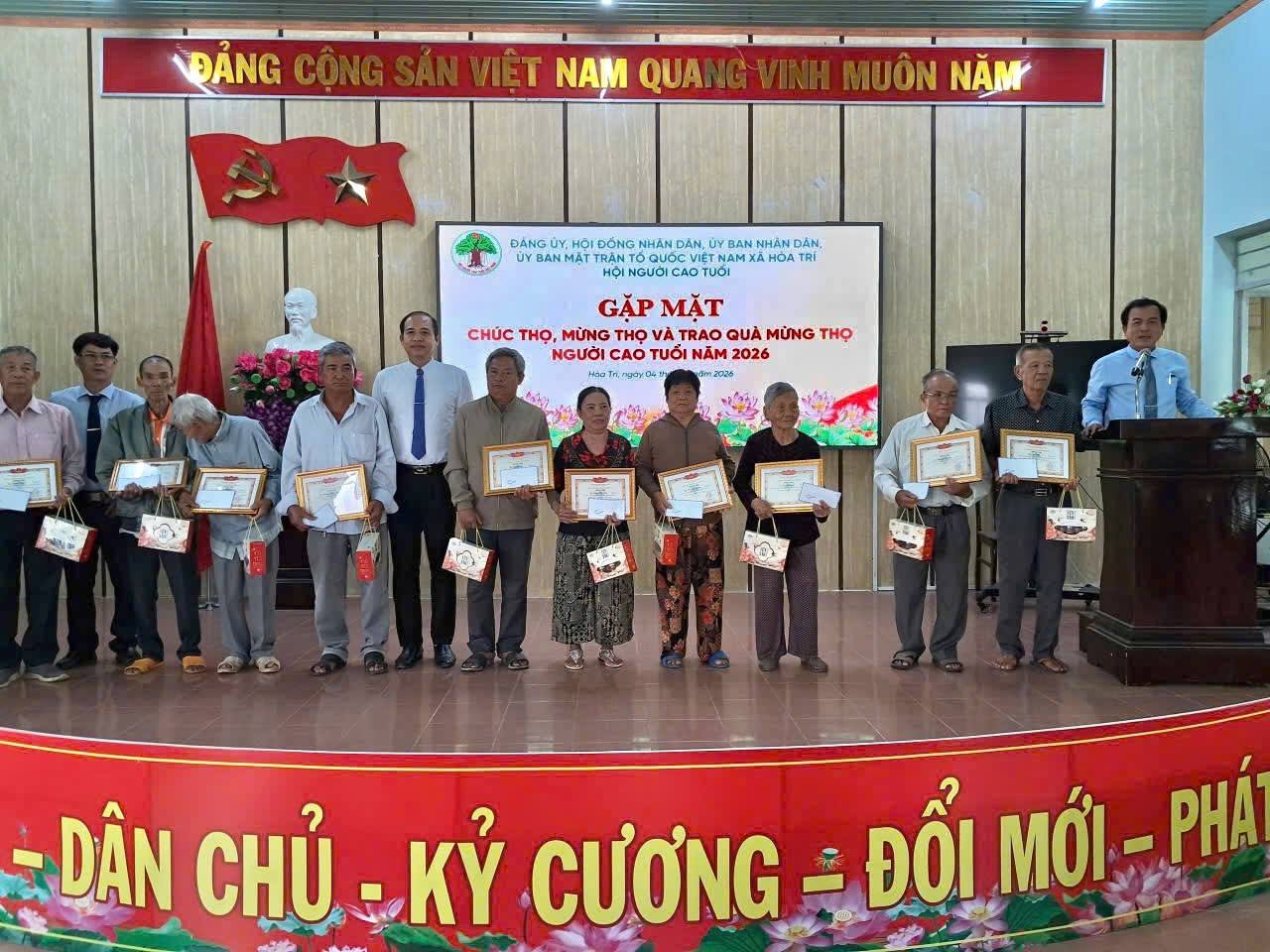 Xã Hòa Trí tổ chức gặp mặt, chúc thọ, mừng thọ và trao quà mừng thọ năm 2026 