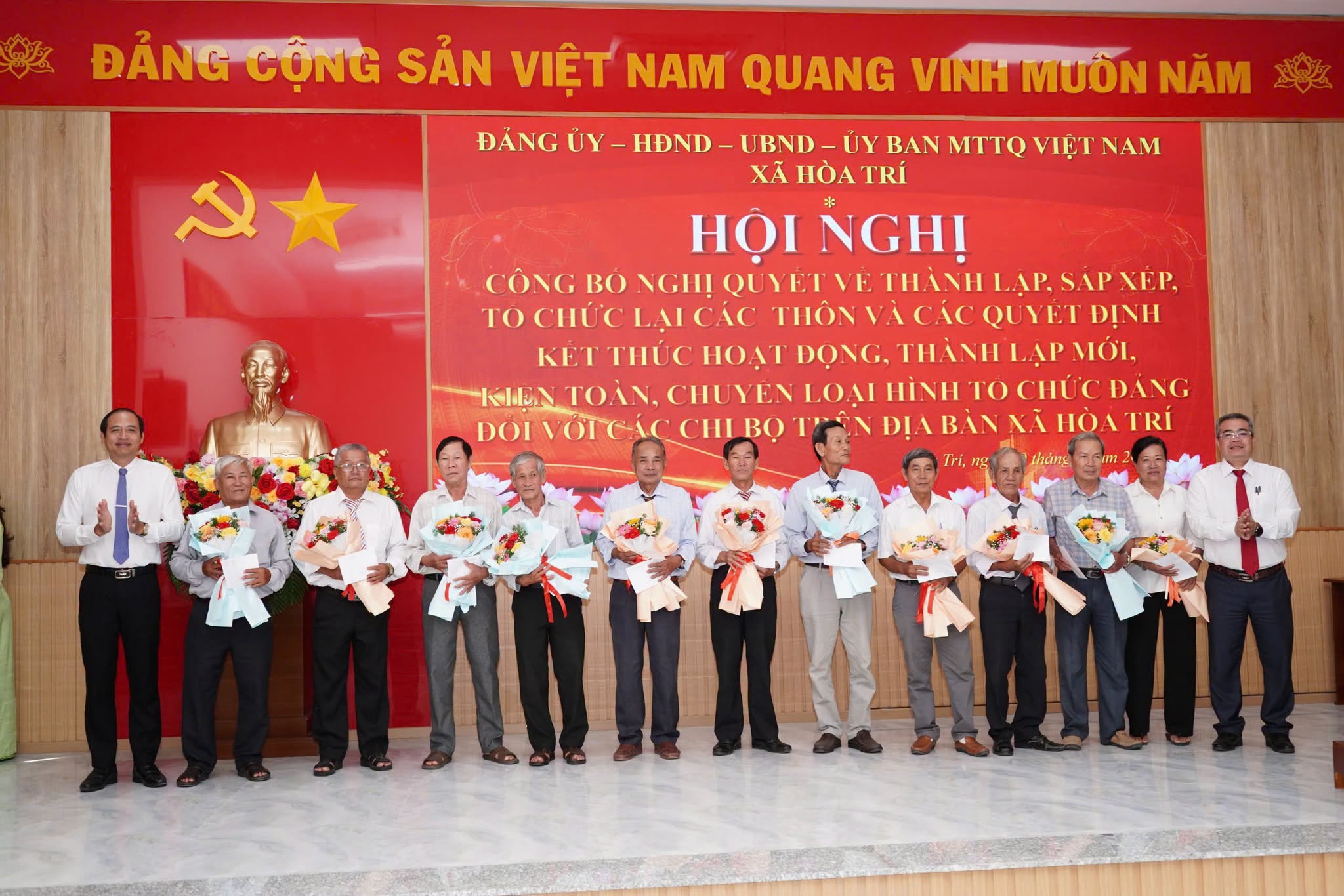 Xã Hòa Trí công bố Nghị quyết về thành lập, sắp xếp, tổ chức lại các thôn và các Quyết định kết thúc hoạt động, thành lập mới, kiện toàn, chuyển loại hình tổ chức đảng đối với các chi bộ trên địa bàn xã