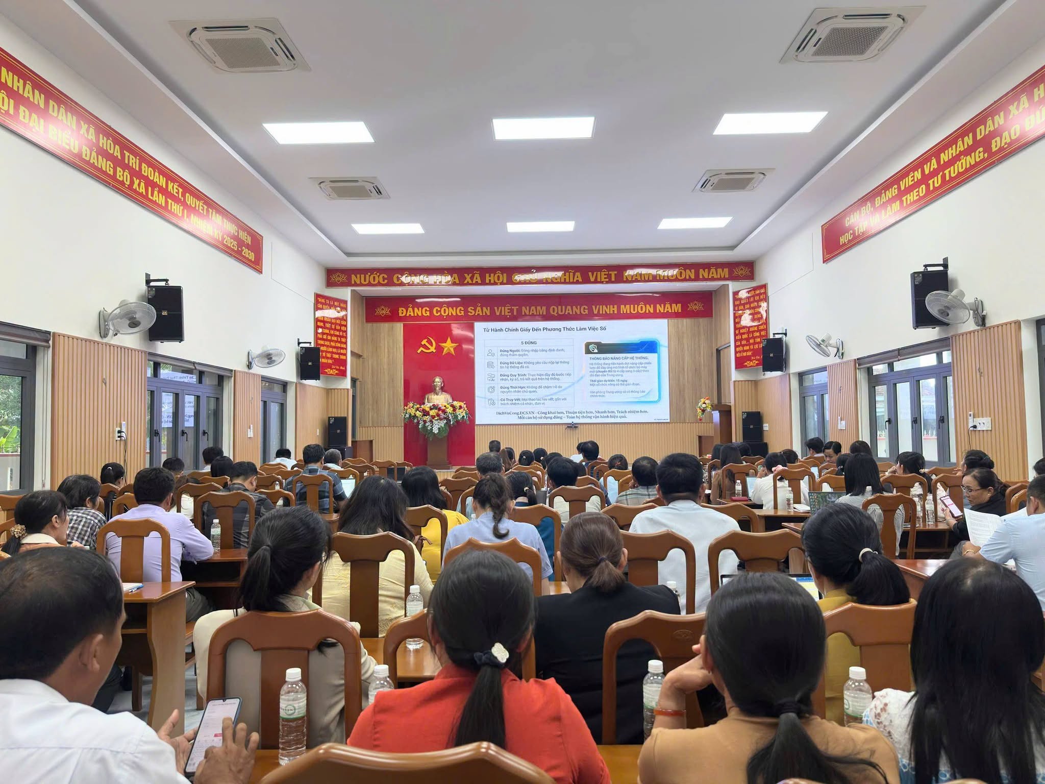 Đảng ủy xã Hòa Trí tham dự Hội nghị tập huấn triển khai thủ tục hành chính của Đảng trên môi trường điện tử giai đoạn 2.