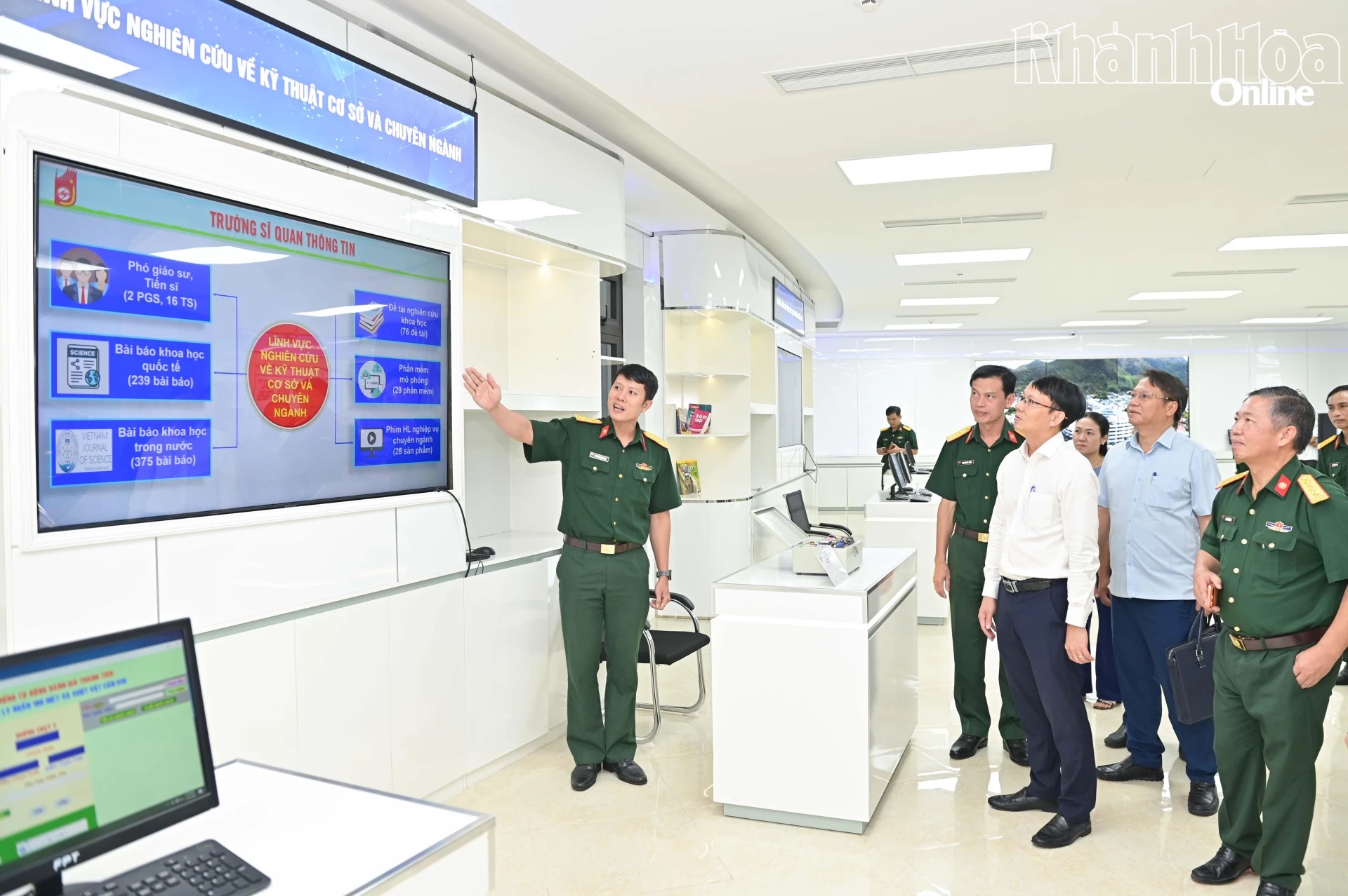Phó Chủ tịch UBND tỉnh Nguyễn Thanh Hà làm việc với Trường Đại học Thông tin liên lạc