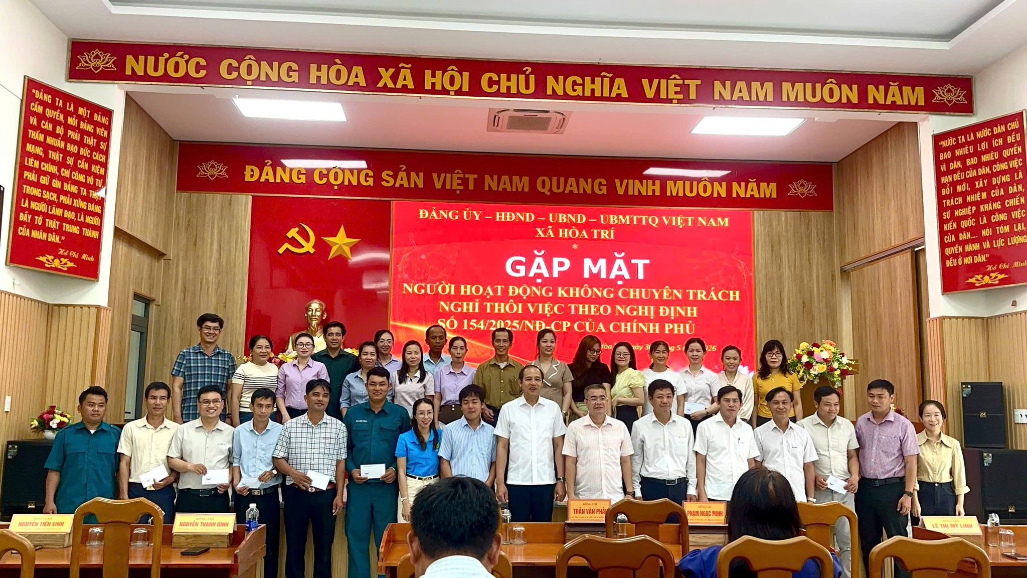 Xã Hòa Trí tổ chức gặm mặt, tri ân 24 người hoạt động không chuyên trách xã  
