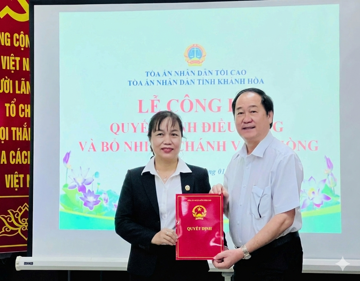 Công bố quyết định điều động và bổ nhiệm chánh văn phòng tòa án nhân dân tỉnh Khánh Hòa