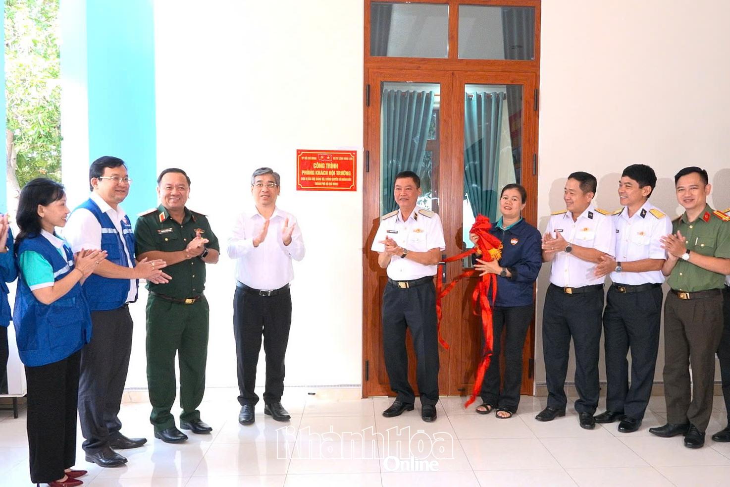 Đoàn công tác của TP. Hồ Chí Minh thăm, tặng quà, động viên quân, dân đặc khu Trường Sa