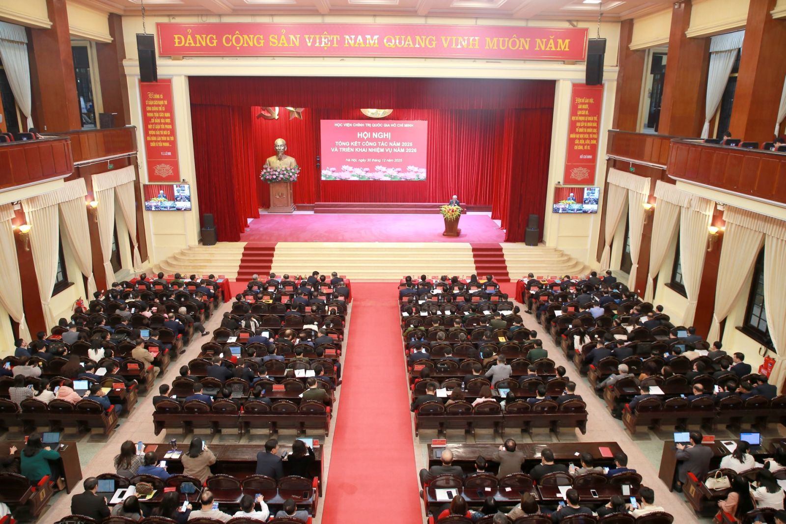 Tiếp tục đổi mới căn bản công tác đào tạo, bồi dưỡng cán bộ theo hướng thiết thực, hiệu quả, hiện đại