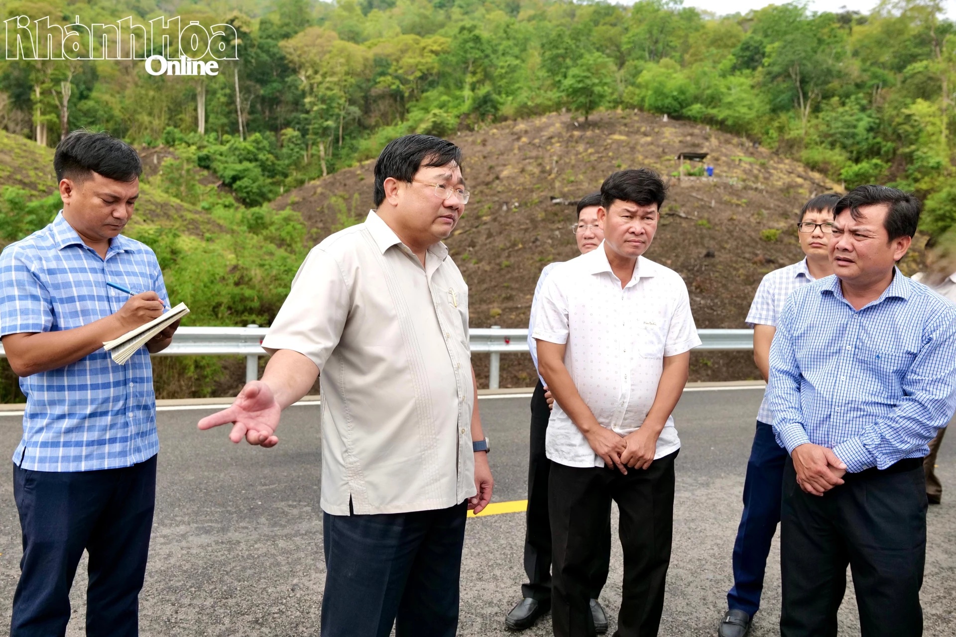Phó Chủ tịch UBND tỉnh Trịnh Minh Hoàng họp nghe báo cáo tiến độ các dự án điện hạt nhân