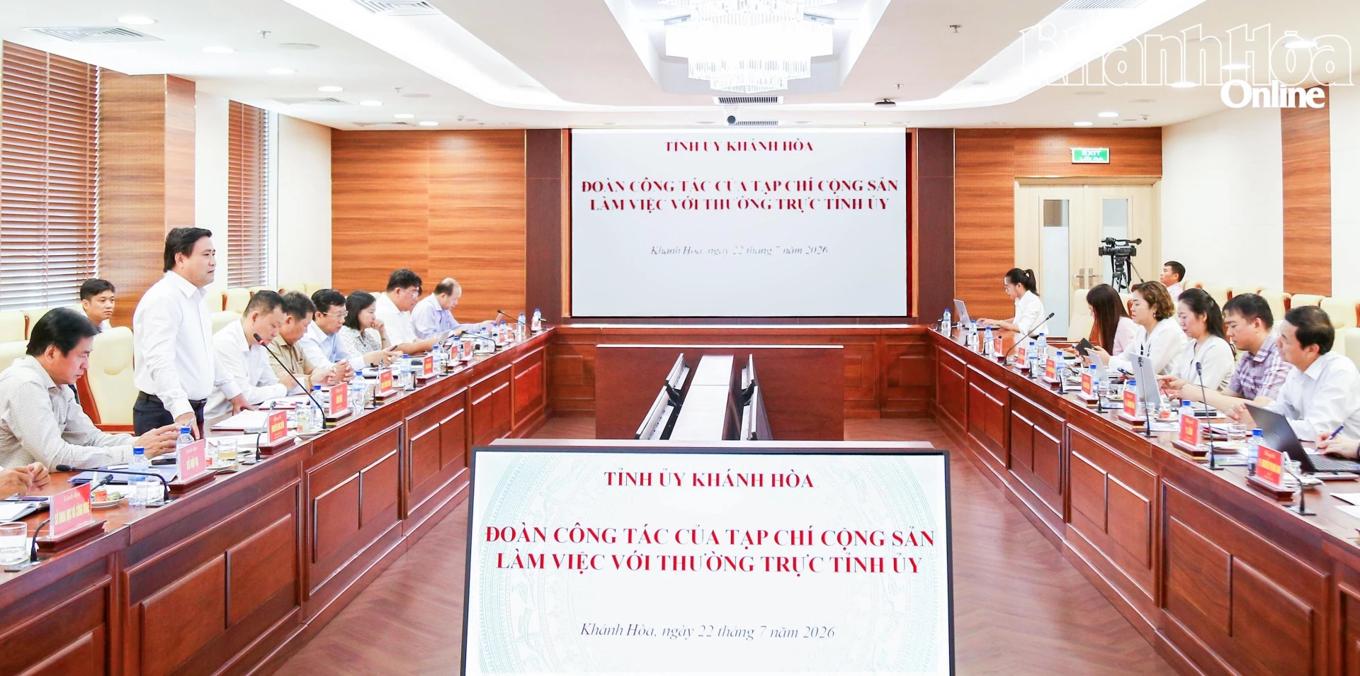 Phó Bí thư Tỉnh ủy, Chủ tịch HĐND tỉnh Khánh Hòa làm việc với đoàn công tác của Tạp chí Cộng sản