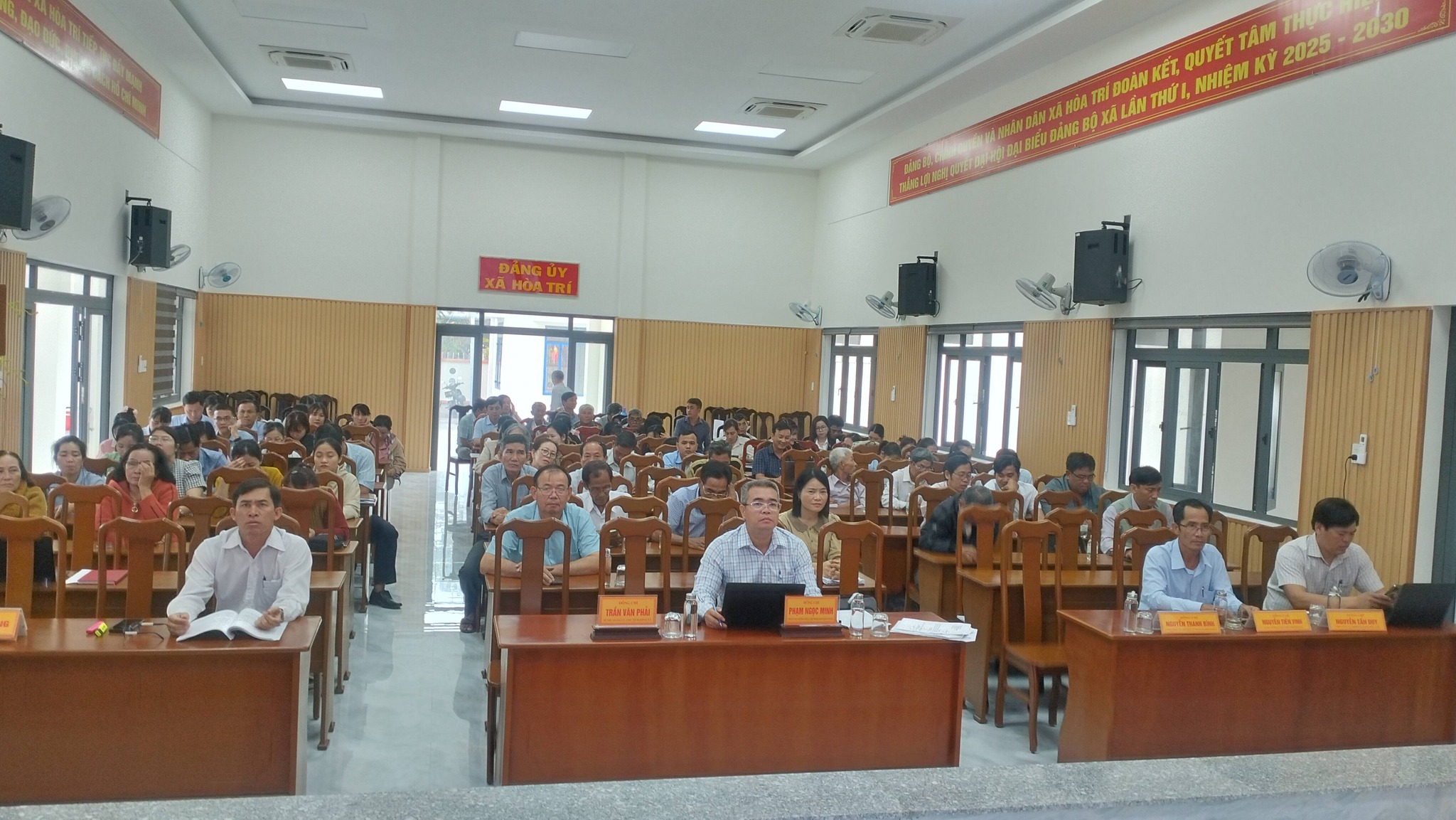  Cán bộ, đảng viên xã Hòa Trí tham gia Hội nghị trực tuyến học tập các nghị quyết của Bộ Chính trị