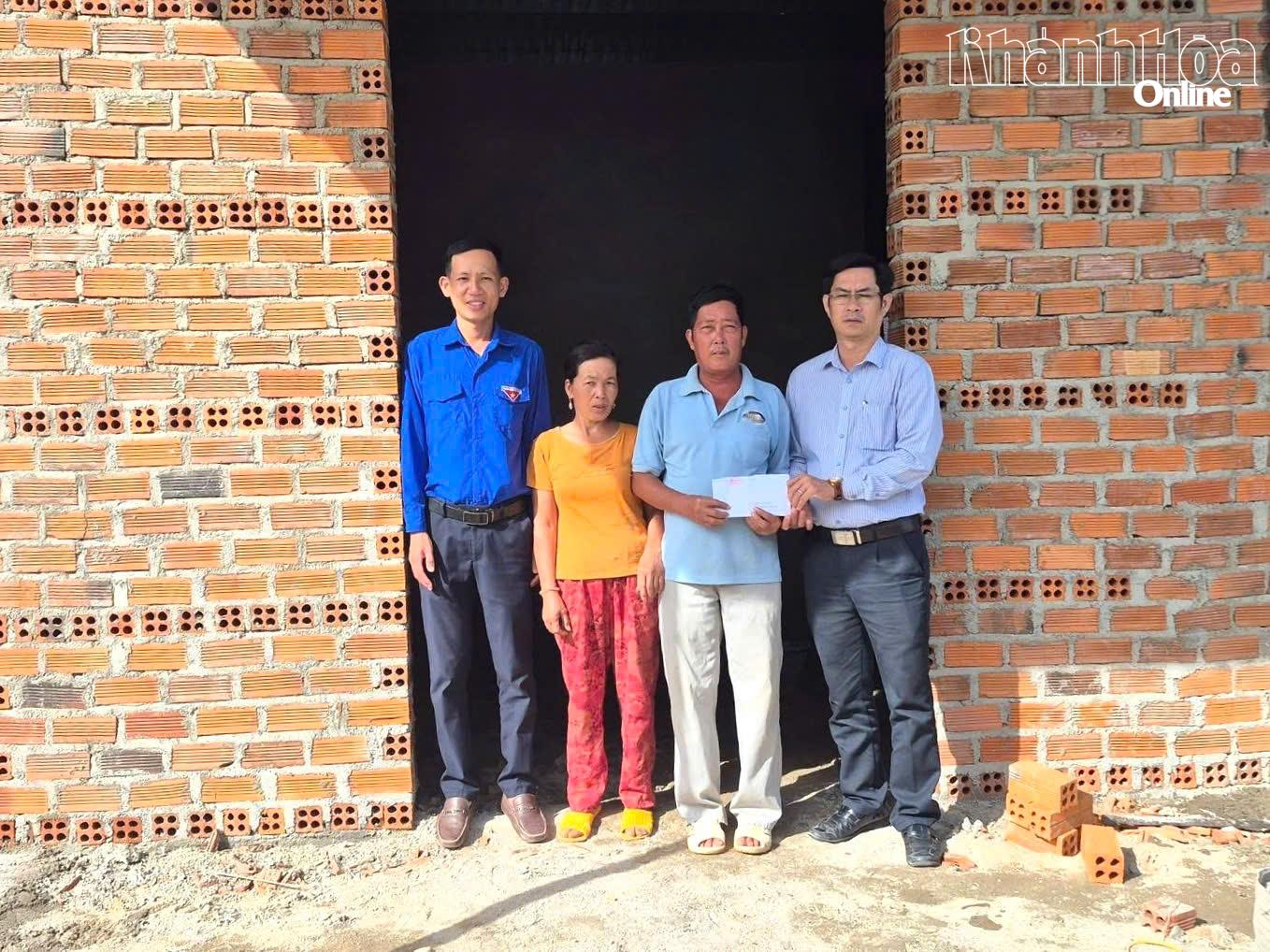 Ủy ban MTTQ Việt Nam xã Hòa Trí trao hỗ trợ 40 triệu đồng cho 2 hộ bị thiệt hại về nhà ở