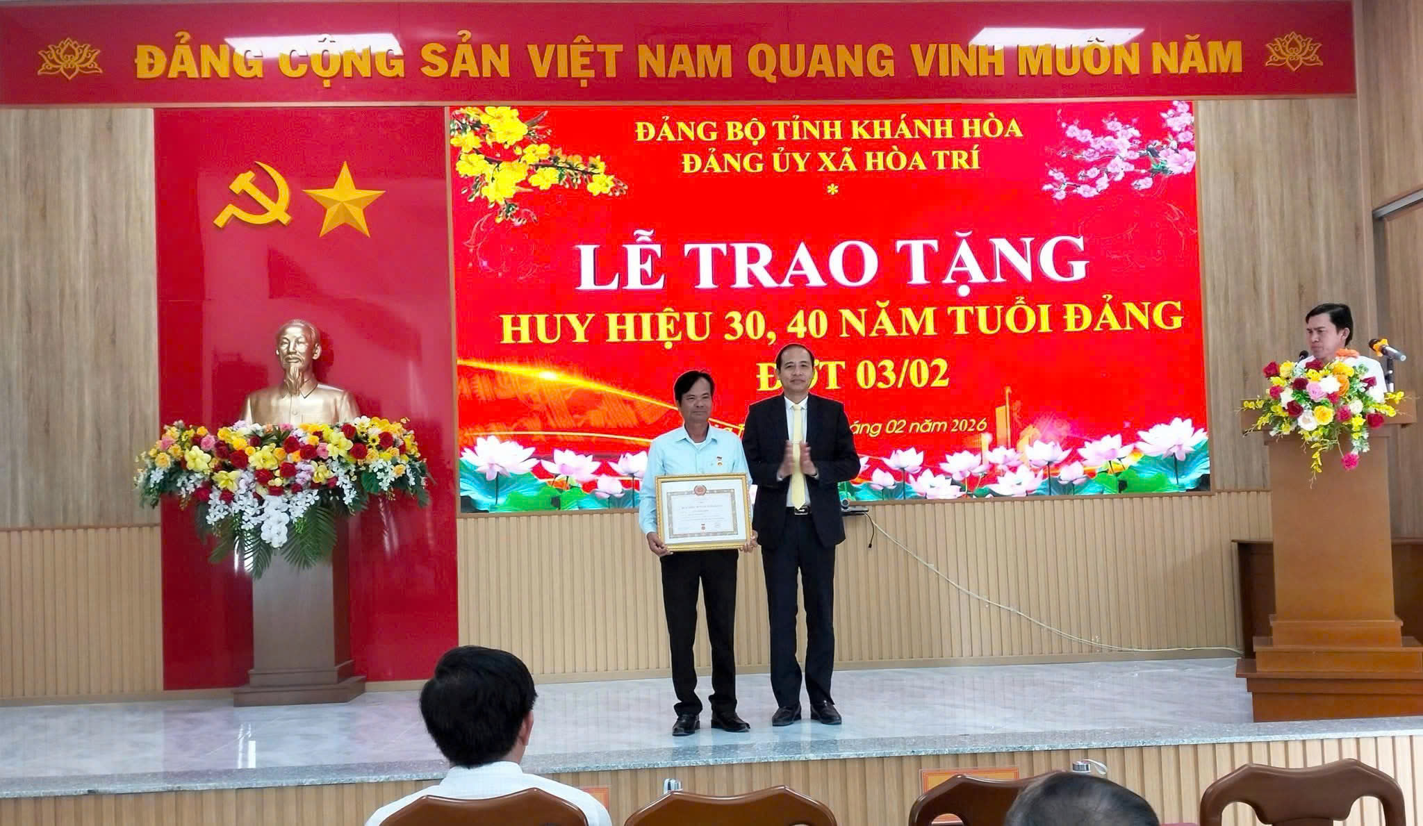 Đảng Ủy Xã Hoà Trí  tổ chức lễ trao tặng huy hiệu Đảng nhân kỷ niệm 96 năm ngày thành lập Đảng Cộng Sản Việt Nam