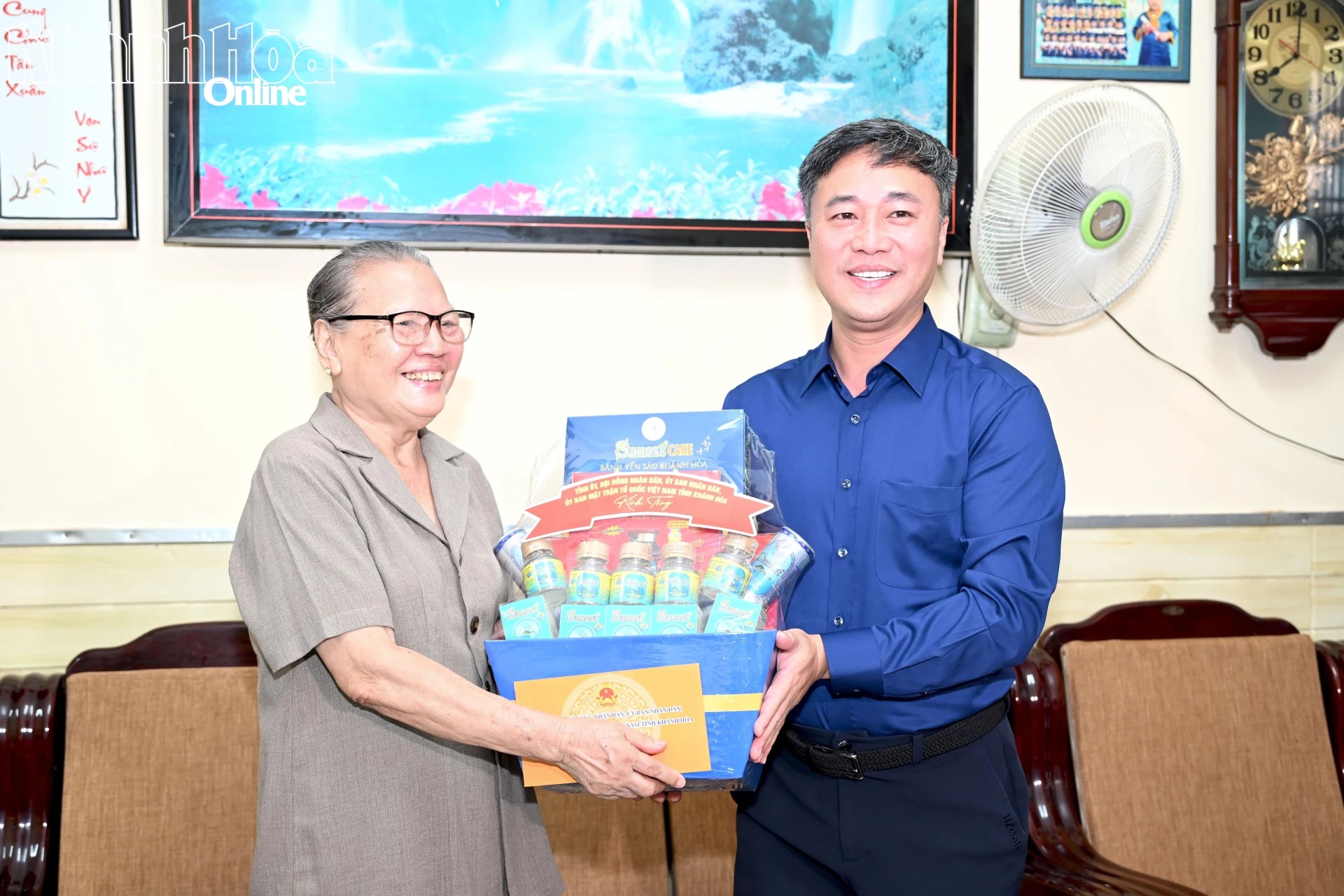 Chủ tịch UBND tỉnh Nguyễn Việt Hùng thăm, tặng quà tri ân người có công với cách mạng tại phường Tây Nha Trang