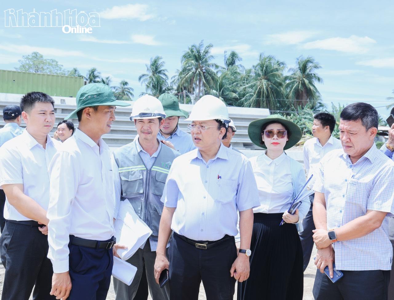Phó Chủ tịch UBND tỉnh Lê Huyền kiểm tra việc khai thác, sử dụng vật liệu cho các dự án